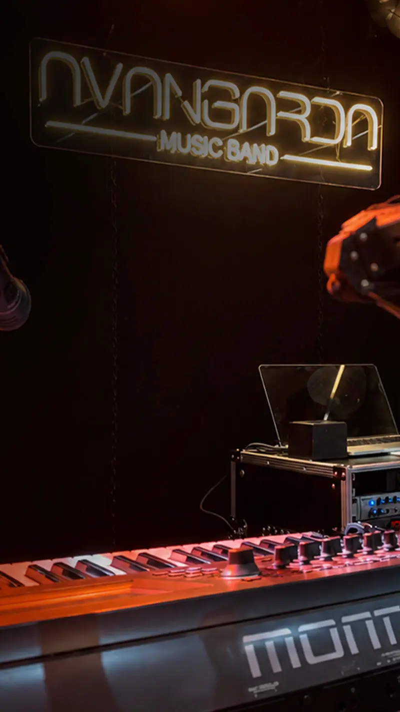 Avangarda Music Band - scena, instrumenty i neon zespolu